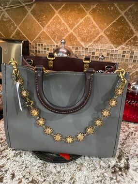 New with tag Coach 20” Pink Crystal an Gold Flower Chain Charm $209